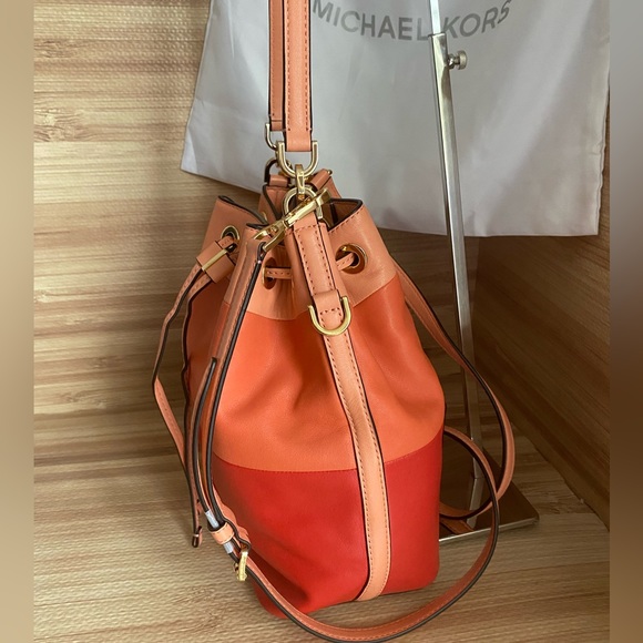💥😍SUPER  MICHAEL KORS BUCKET DOTTIE COLOR BLOCK GRAPEFRUIT & PINK LEATHER BAG - Picture 4 of 15